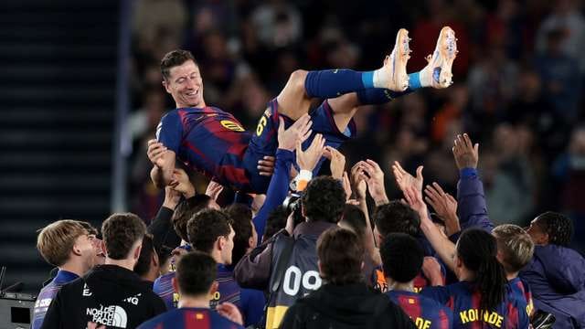 Lewandowski shares a moment with his teammates before his departure