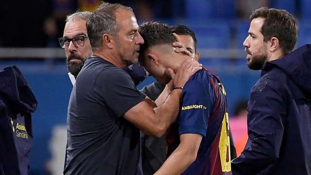 Hansi Flick and Fermin Lopez during a Barcelona training session
