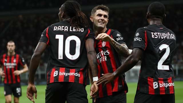 Rafael Leao and Christian Pulisic on the pitch