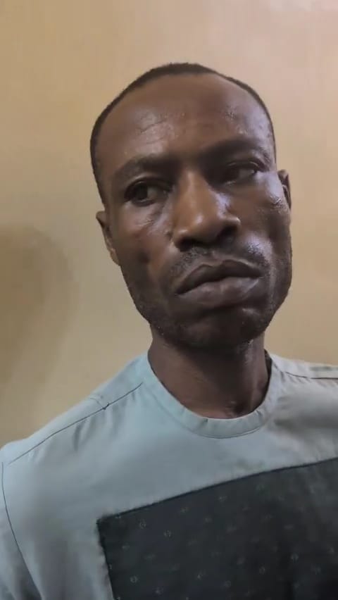 Man caught at UCH Ibadan after he allegedly stole a phone and multiple doctors' ATM cards (video)