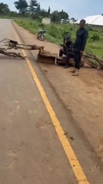 (Video) A Nigerian police officer holding weed while still har@ssing young people on the road.”🤯👀  Drama 