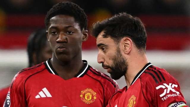Kobbie Mainoo in action for Manchester United during a Premier League match.
