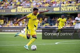 Alex Freeman in Action as Villarreal CF Battles Elche in 2026 LaLiga Encounter