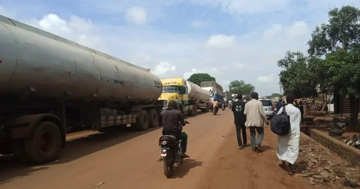 Mokwa-Bida highway blocked by protesters demanding action on bandit abductions