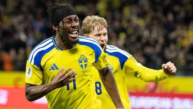 Anthony Elanga in action for the Swedish national team during a FIFA World Cup qualifier match.