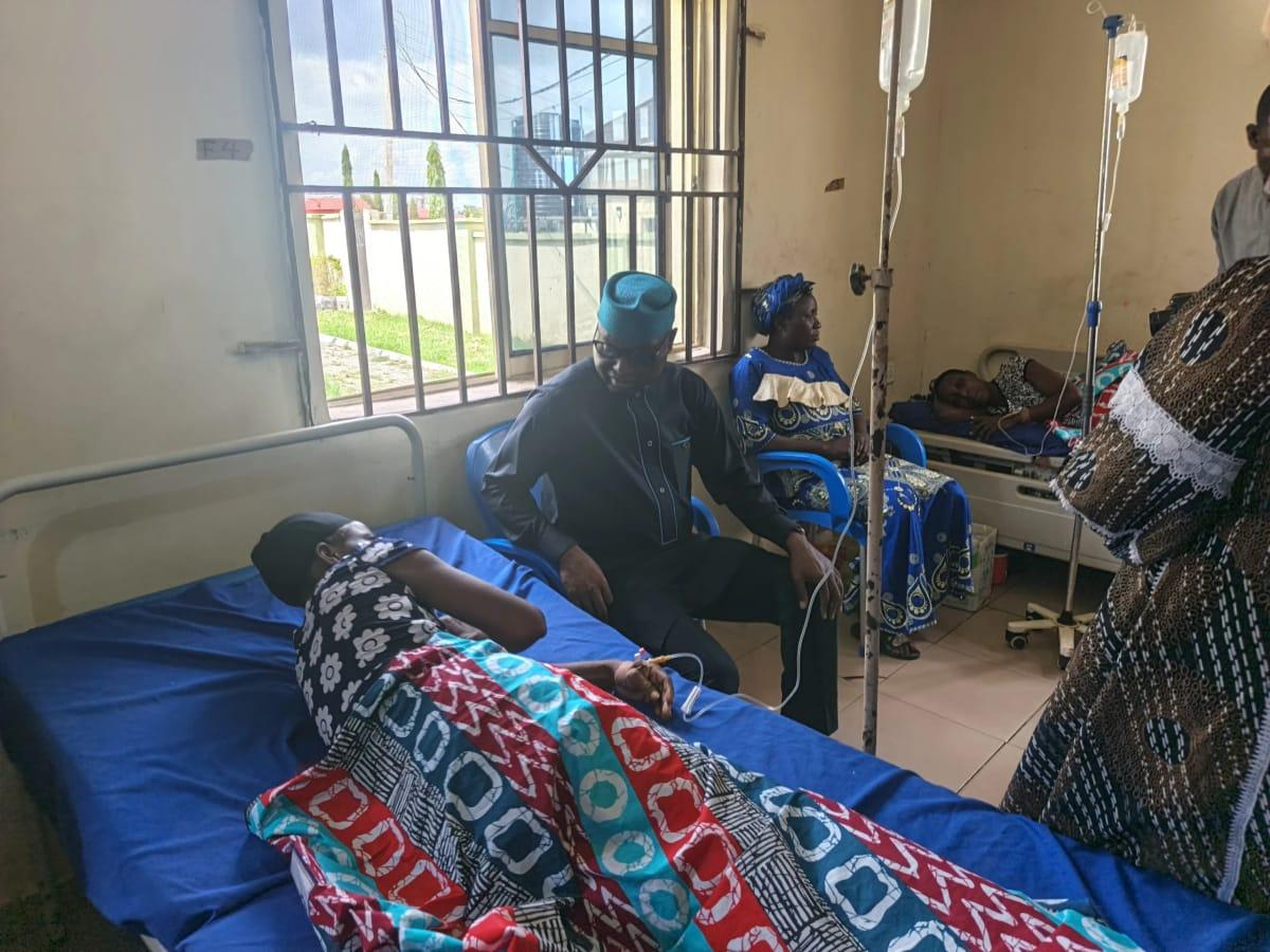 Governor Biodun Oyebanji interacting with some of the rescued Eda Oniyo kidnap victims receiving medical attention.
