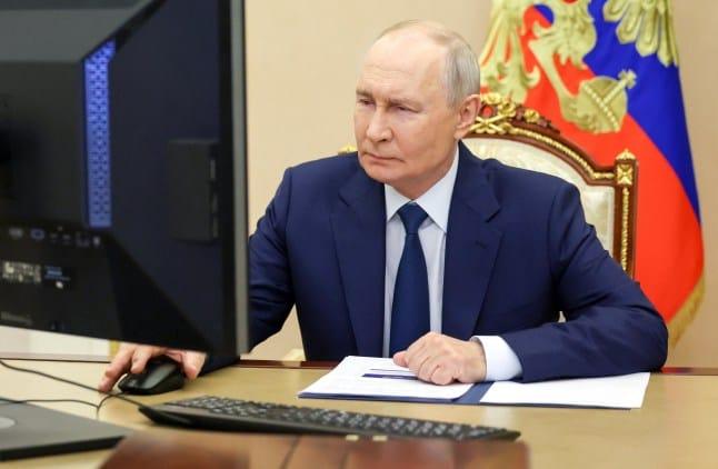 Russian Blogger Detained 14 Days Over Ballot Paper Insult to Putin