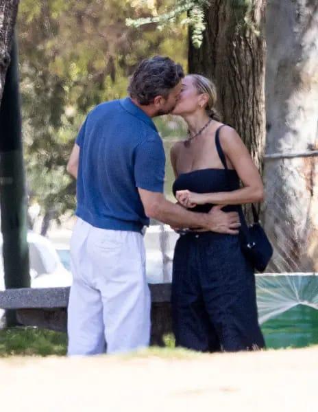 The couple enjoy a lunch date at a park in Los Angeles