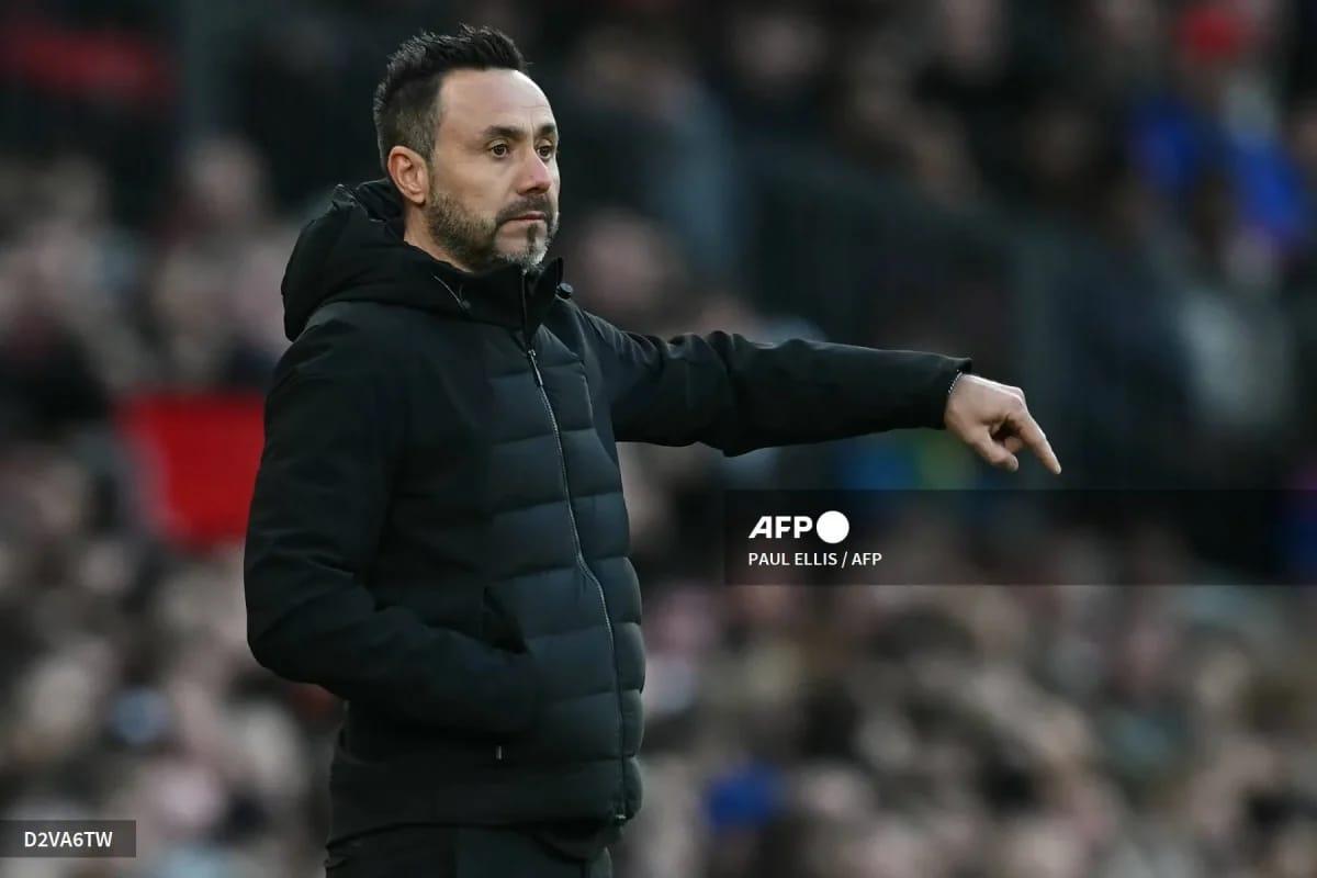 Tottenham coach Roberto De Zerbi giving instructions from the touchline.