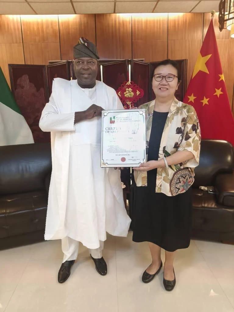 Oluwole Adigun, National President of the Made in China Goods Traders Association of Nigeria, with Mrs. Yan Yuqing, Chinese Consul-General in Lagos, during a courtesy visit.