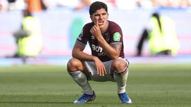Mateus Fernandes playing for West Ham United in a Premier League fixture.