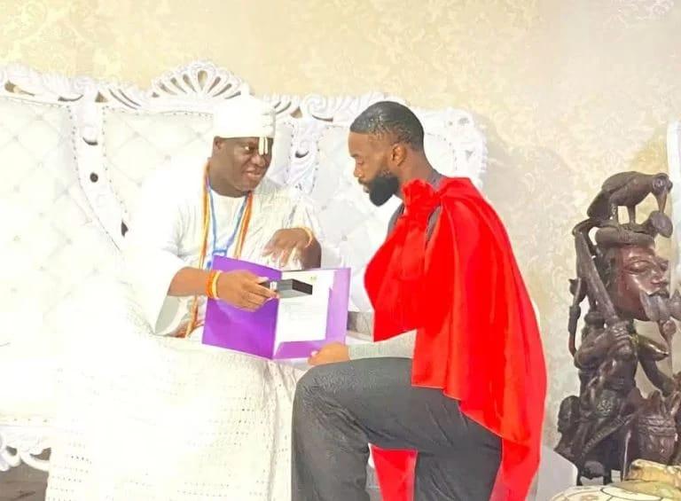 Ooni of Ife Oba Adeyeye Ogunwusi presenting NBA star Jaylen Brown with his traditional Yoruba name, 'Babatunde'.
