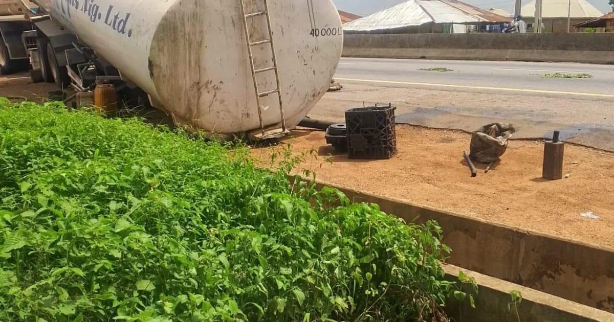 Kwara Fire Service Prevents Major Tanker Explosion Disaster in Ilorin