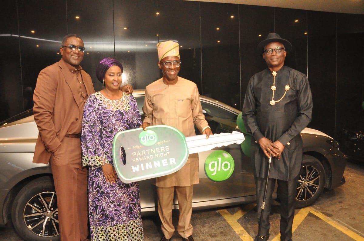 A Globacom executive presents an award to a top-performing dealer.