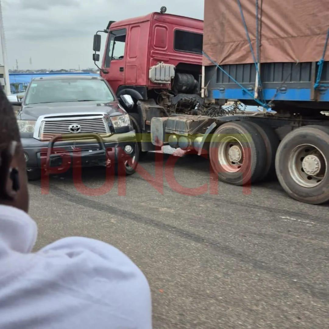 Emergency services at the site of the multi-vehicle accident on the Lagos-Ibadan Expressway, working to clear the road. Credit: Enitan Daramola