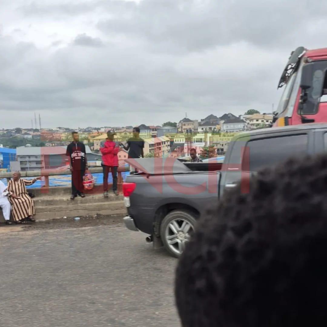 Stranded vehicles and commuters caught in the gridlock following the pile-up on Kara Bridge. Credit: Enitan Daramola
