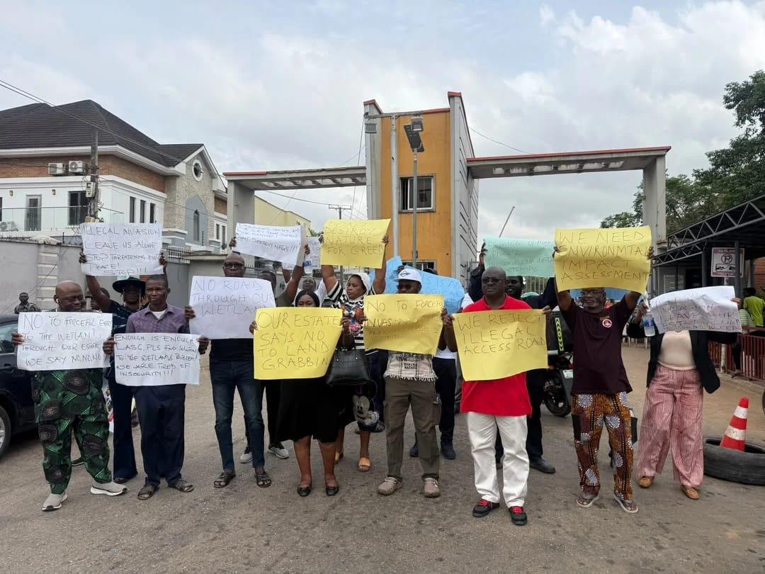 Community members of Magodo Phase 2 gathered in protest.