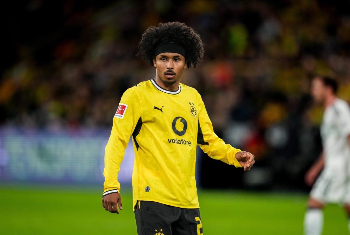 Borussia Dortmund's Karim Adeyemi dribbles past an opponent in a league fixture.