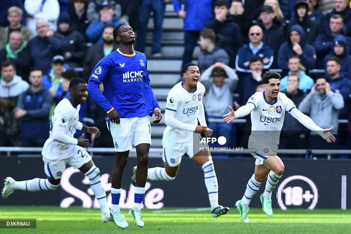 Chelsea's Portuguese midfielder Pedro Neto celebrates his second goal against Everton with teammates.