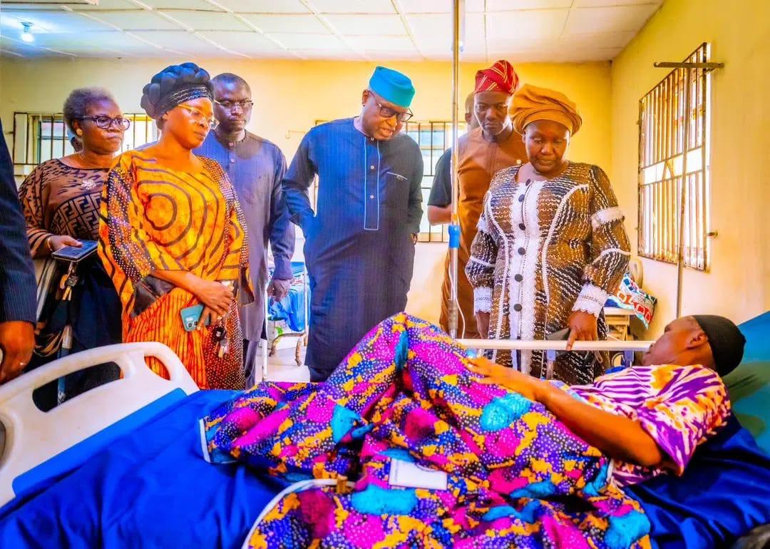 Ekiti State Governor, Biodun Oyebanji, interacts with medical staff while visiting the rescued kidnap victims receiving treatment at Ekiti State University Teaching Hospital.