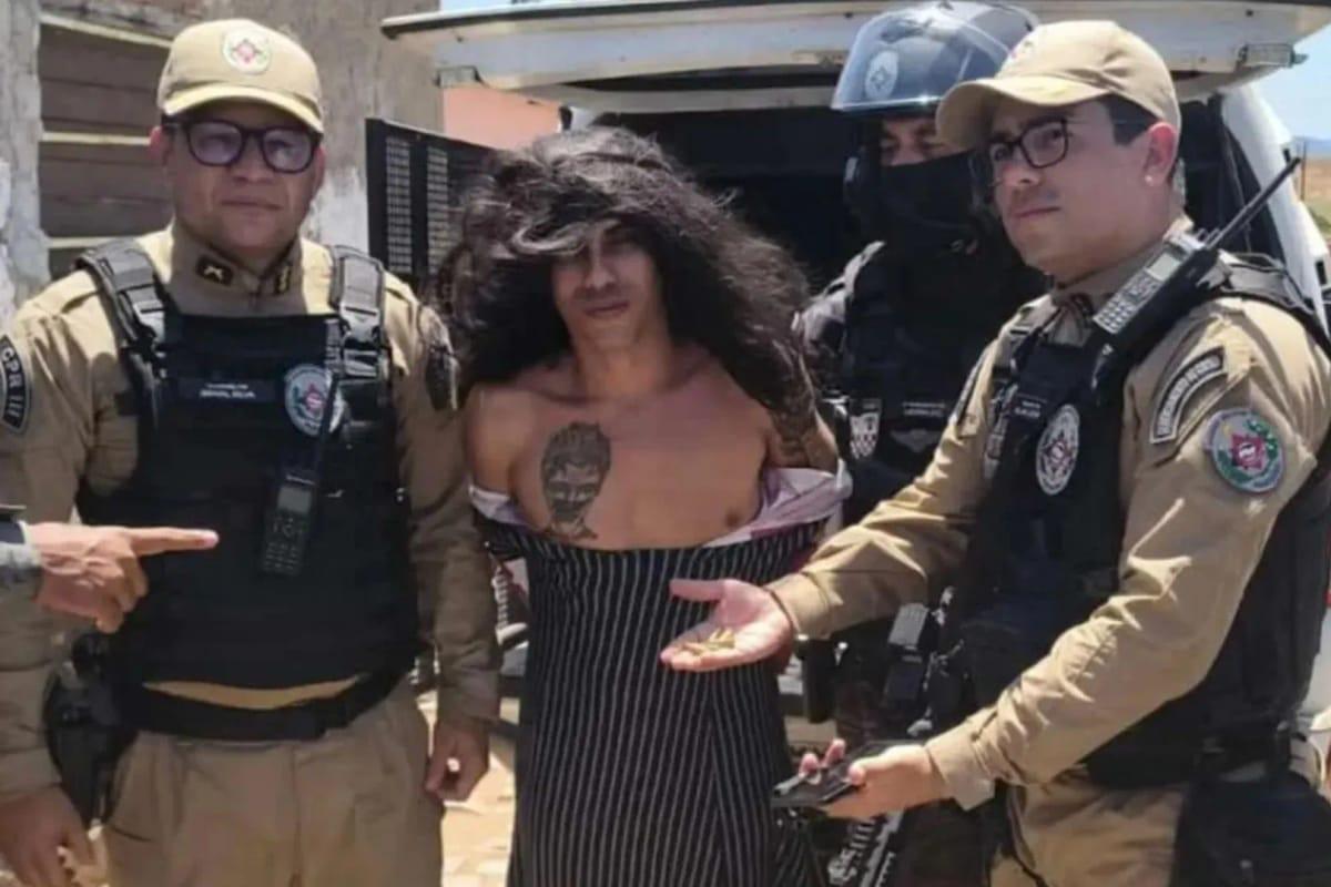Brazilian police officers escorting Jorlan Lopes da Silva following his capture.