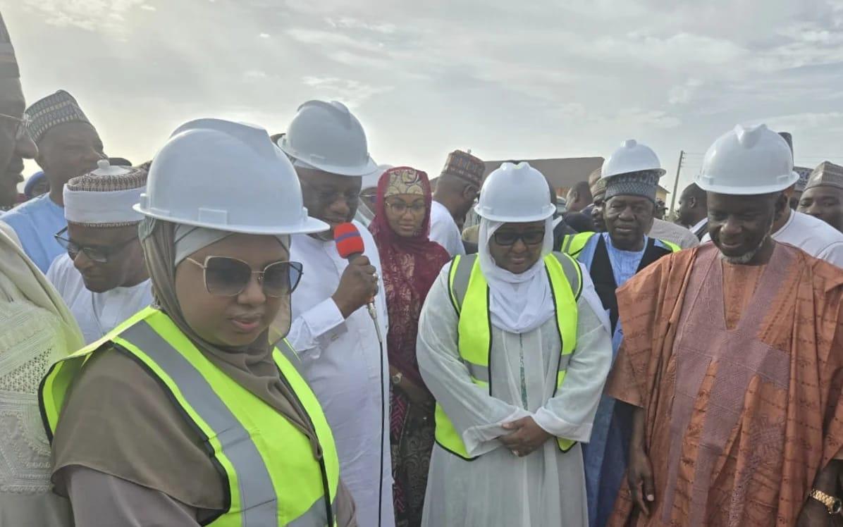 Hajiya Aisha Muhammadu Buhari performing the foundation-laying ceremony for the new College of Computing Complex at Al-Qalam University, Katsina.