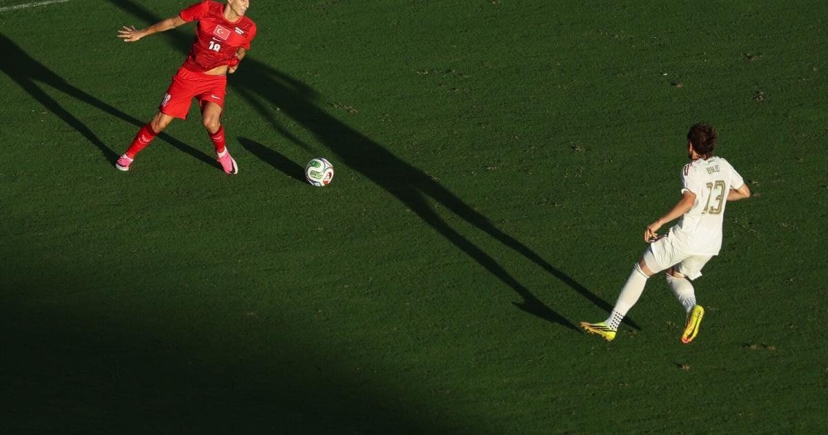 Venezuelan international Luis Balbo (right) in action against Mert Müldür during a match between Venezuela and Turkey.