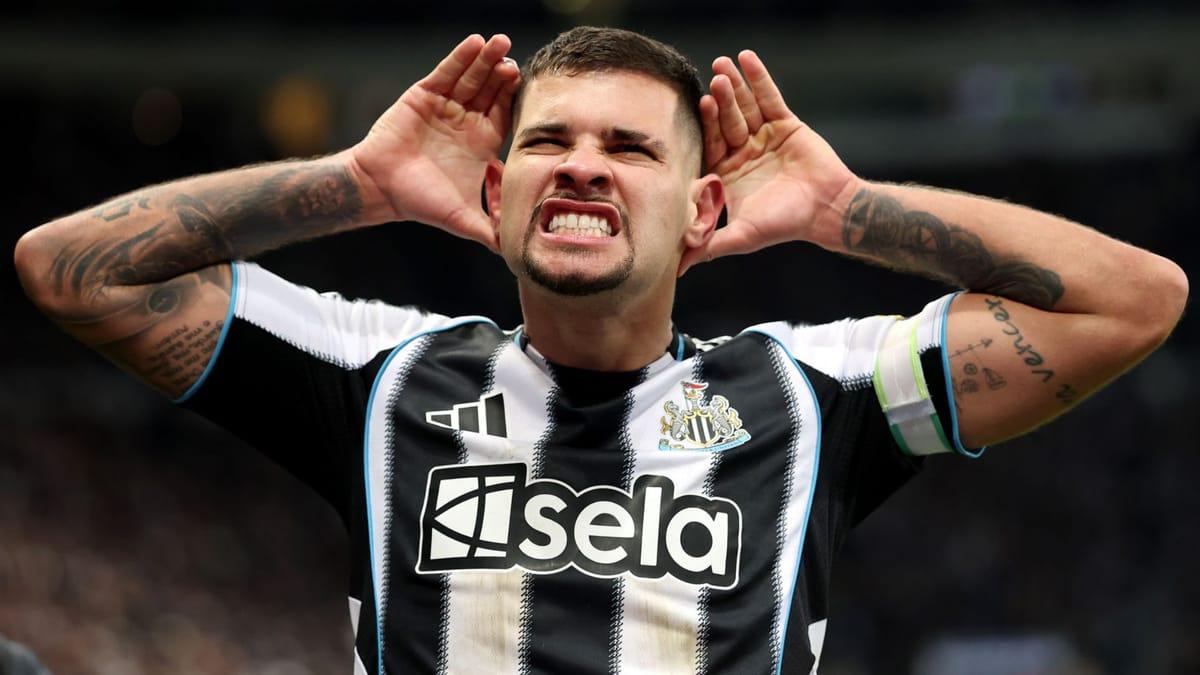 Guimaraes playing for Newcastle during the 2025-26 season