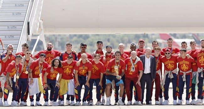 Spanish team holds the World Cup trophy aloft