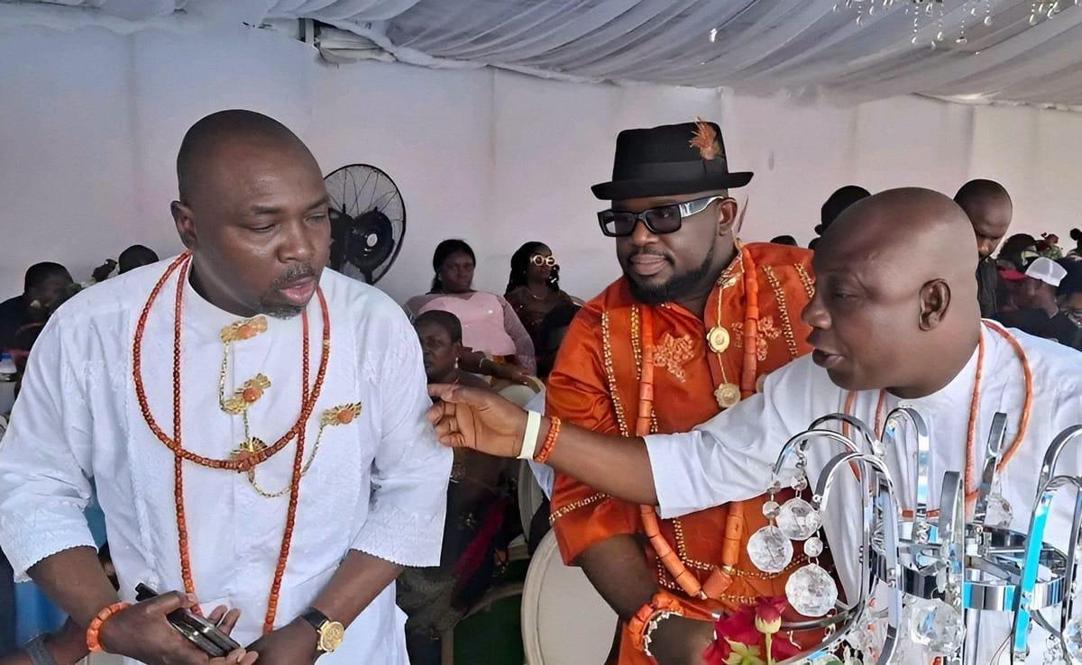 Soso Soberekon paying the bride price in the Benikrukru Community of Gbaramatu Kingdom, Delta State